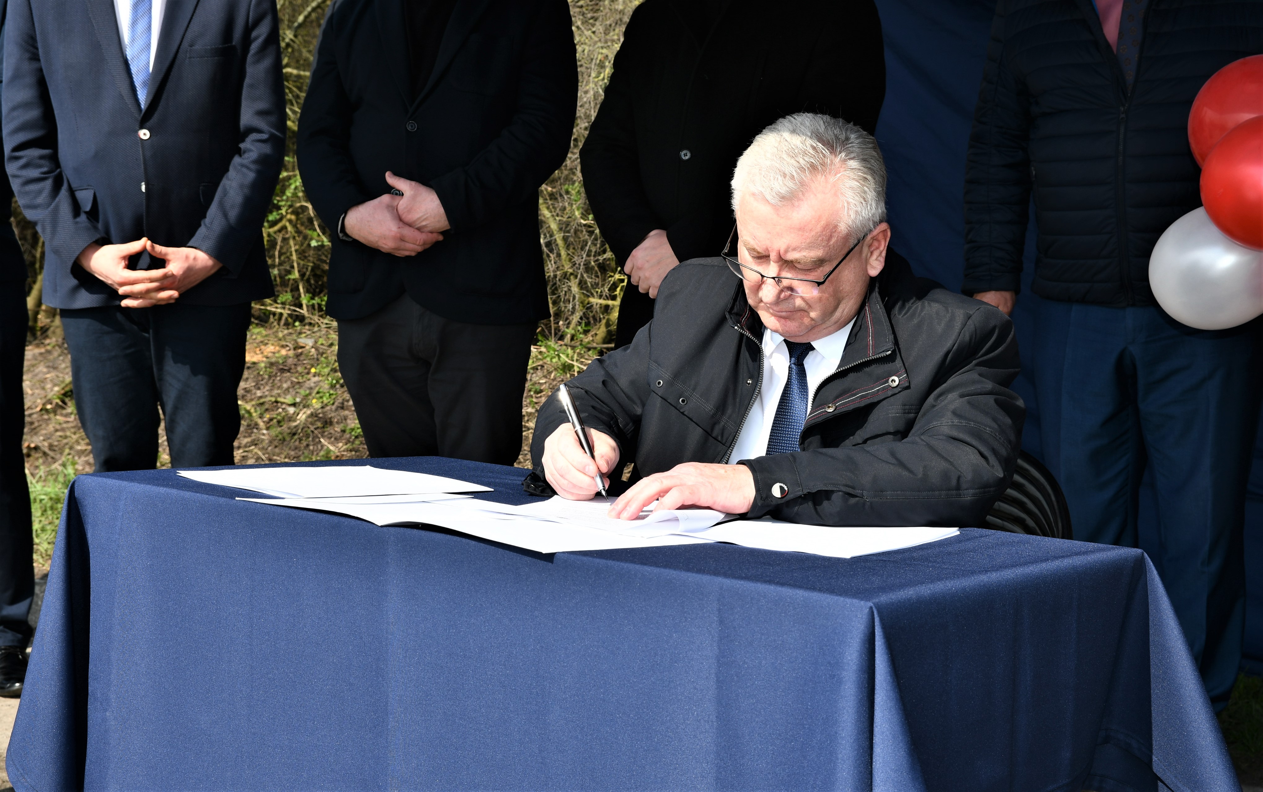 Podpisanie umowy na zadanie pn. "Przebudowa drogi powiatowej nr 1564 L w miejscowości Charlęż"