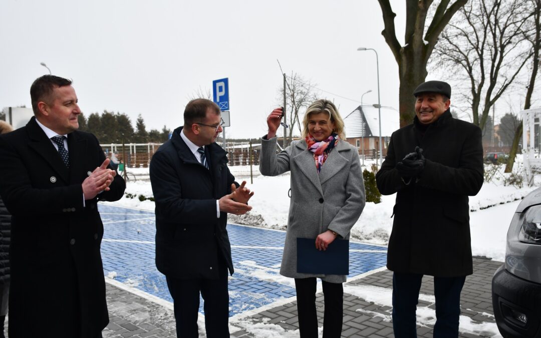 Przekazanie kluczyków do nowego samochodu dla Centrum Opiekuńczo-Mieszkalne w Jaszczowie