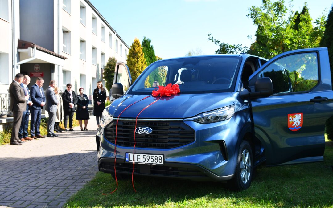 Przekazanie samochodu dla Młodzieżowego Ośrodka Wychowawczego w Podgłębokiem